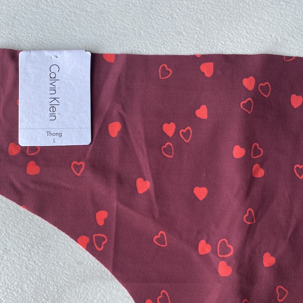 Calvin Klein - Picture 3 of 7